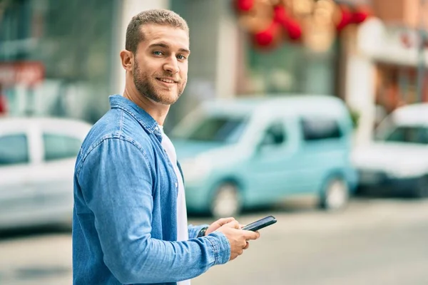 Joven Hombre Caucásico Sonriendo Feliz Usando Teléfono Inteligente Ciudad —  Fotos de Stock