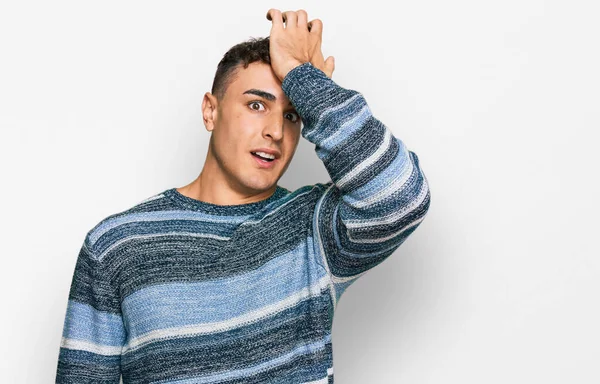 Joven Hispano Vestido Con Ropa Casual Sorprendido Con Mano Cabeza — Foto de Stock