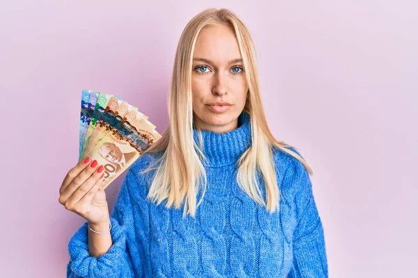 Mladá Blondýnka Držící Kanadské Dolary Uvolnila Vážným Výrazem Tváři Jednoduchý — Stock fotografie