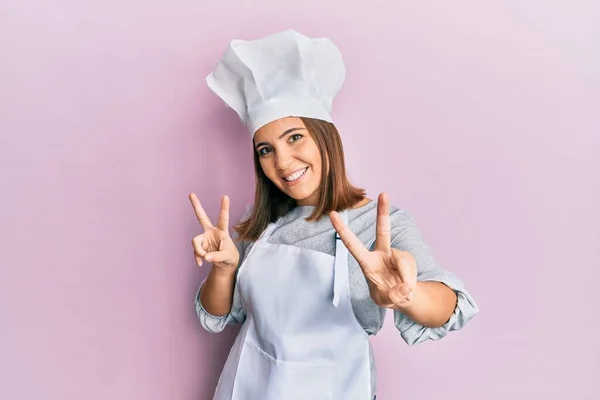 Mujer Hermosa Joven Con Uniforme Cocinero Profesional Sombrero Sonriendo Mirando — Foto de Stock