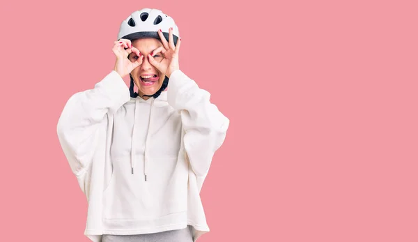 Schöne Brünette Junge Frau Mit Fahrradhelm Und Sportlicher Kleidung Die — Stockfoto