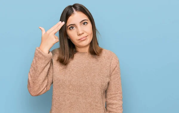 Jovem Mulher Bonita Vestindo Roupas Casuais Atirando Matando Apontando Mão — Fotografia de Stock