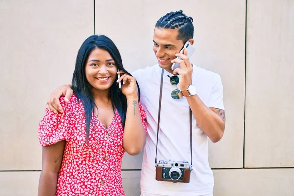 Mladý Latinsky Turistický Pár Mluví Smartphone Ulici Města — Stock fotografie