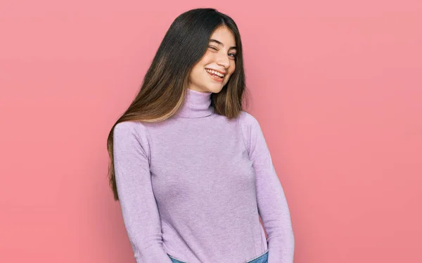 Jovem Bela Menina Adolescente Vestindo Camisola Gola Alta Piscando Olhando — Fotografia de Stock