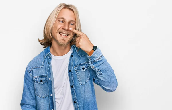 Kaukasischer Mann Mit Blonden Langen Haaren Lässiger Jeansjacke Der Mit — Stockfoto