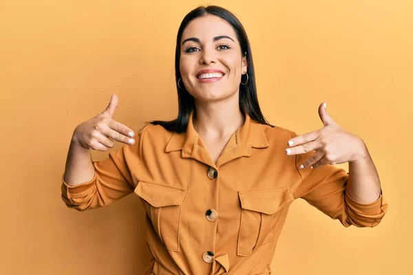 Jovem Morena Vestindo Roupas Casuais Parecendo Confiante Com Sorriso Rosto — Fotografia de Stock