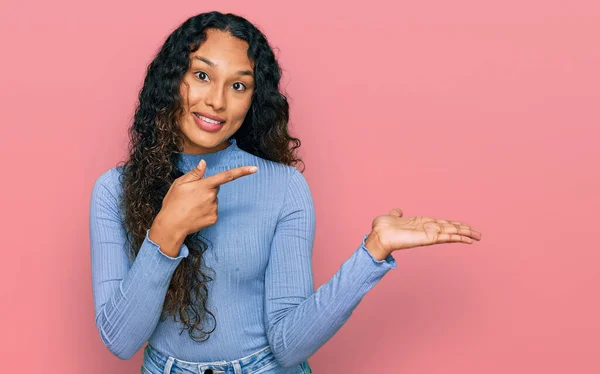 Mujer Hispana Joven Con Pelo Rizado Vistiendo Ropa Casual Sorprendida — Foto de Stock