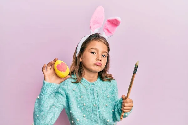 Kleine Schöne Mädchen Mit Niedlichen Osterhasenohren Die Bunte Eier Die — Stockfoto