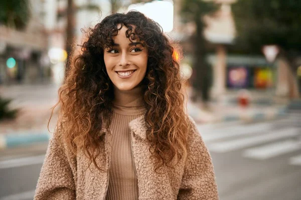 Joven Mujer Hispana Sonriendo Feliz Pie Ciudad — Foto de Stock