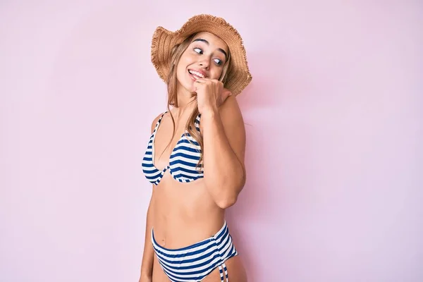 Joven Hermosa Mujer Rubia Con Bikini Sombrero Sonriendo Con Cara —  Fotos de Stock
