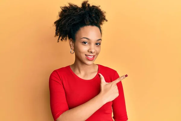 Νεαρή Αφρικάνα Αμερικανίδα Που Φοράει Καθημερινά Ρούχα Χαμογελώντας Χαρούμενη Δείχνοντας — Φωτογραφία Αρχείου