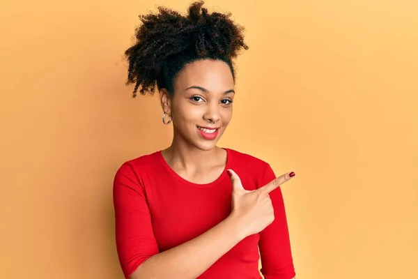 Jeune Fille Afro Américaine Portant Des Vêtements Décontractés Souriant Joyeuse — Photo