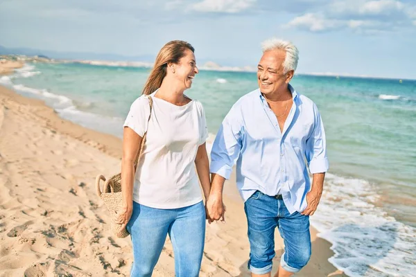 Couple Hispanique Moyen Âge Souriant Heureux Marchant Sur Plage — Photo