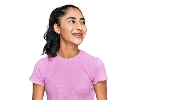 Hispánská Puberťačka Zubními Rovnátky Neformálním Oblečení Dívá Stranou Úsměvem Tváři — Stock fotografie