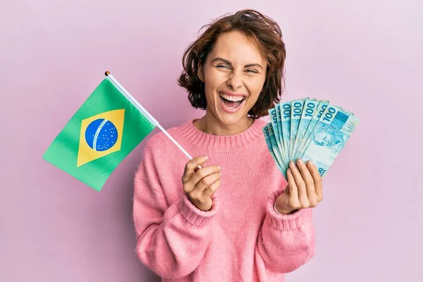 Mladá Bruneta Žena Drží Brazilskou Vlajku Skutečné Bankovky Usmívají Hlasitě — Stock fotografie