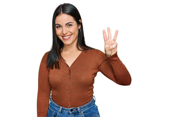 Młoda Latynoska Kobieta Luźnych Ubraniach Pokazuje Wskazuje Palcami Numer Trzy — Zdjęcie stockowe