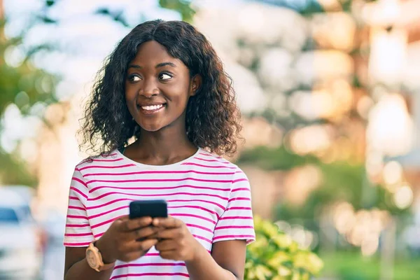 Jovem Afro Americana Sorrindo Feliz Usando Smartphone Cidade — Fotografia de Stock