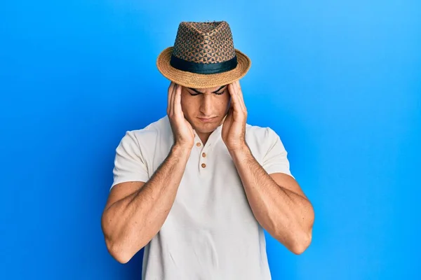 Ισπανόφωνος Νεαρός Καλοκαιρινό Καπέλο Που Υποφέρει Από Πονοκέφαλο Απελπισμένος Και — Φωτογραφία Αρχείου