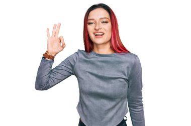 Gündelik kıyafetler giyen, gülümseyen beyaz bir kadın el ve parmaklarıyla 