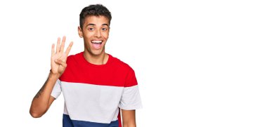 Genç, yakışıklı, Afro-Amerikalı, günlük kıyafetler giymiş dört numaralı parmaklarıyla kendini beğenmiş ve mutlu bir şekilde onu işaret ediyor.. 