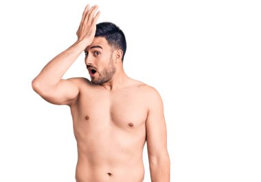 Mayo giyen genç ve yakışıklı bir adam hata yaptığı için şaşırdı. Hatayı hatırla. Unuttum, kötü hafıza kavramı. 