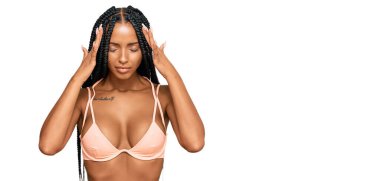 Güzel İspanyol kadın stres yüzünden kafasında ağrı olsun diye bikini giyiyor. migren ağrısı. 