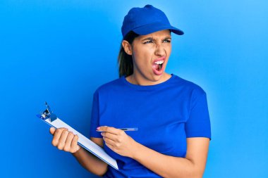 Kurye üniforması giyen güzel esmer kadın elinde pano tutuyordu kızgın ve öfkeli çığlıklar atıyordu öfkeyle bağırıyordu. öfke ve agresif konsept. 