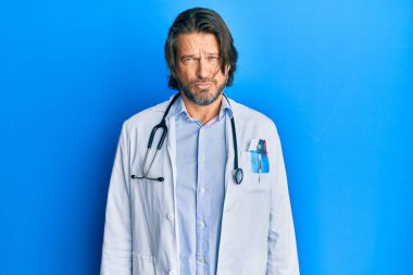 Doktor üniforması giyen, steteskop takan orta yaşlı, yakışıklı bir adam. Steteskop depresif ve endişeli. Kızgın ve korkmuş. hüzünlü ifade. 