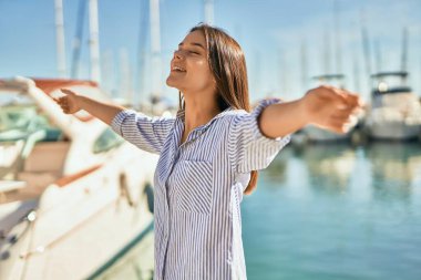 Limanda kolları açık nefes alan genç İspanyol kız..