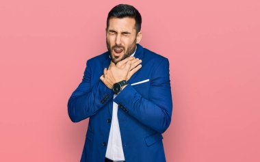 İş ceketi giyen genç İspanyol adam boğularak öldü diye bağırıyor. Sağlık problemi. Boğulma ve intihar konsepti. 