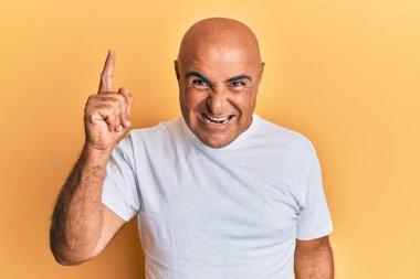 Sıradan beyaz tişörtler giyen olgun bir Orta Doğulu başarılı bir fikri işaret ediyor. Heyecanlı ve mutlu. Bir numara.. 