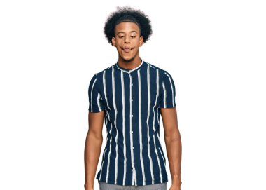 Afro saçlı, sıradan kıyafetler giyen, dudağında balık suratı olan çılgın ve komik bir jest yapan Afro-Amerikan bir adam. Komik ifade. 