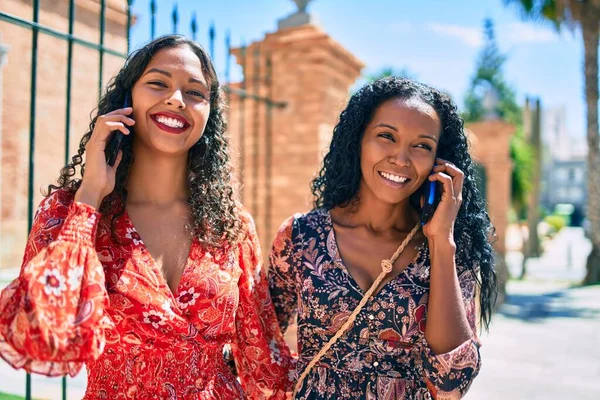 Afro Amerikaanse Moeder Dochter Glimlachen Gelukkig Praten Smartphone Het Park — Stockfoto