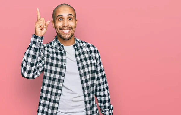 Latinamerikansk Vuxen Man Vardagskläder Som Pekar Finger Upp Med Lyckad — Stockfoto