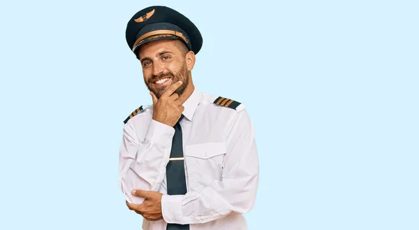 Bell Uomo Con Barba Che Indossa Uniforme Pilota Aeroplano Guardando — Foto Stock