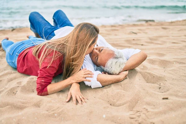 Coppia Mezza Età Innamorata Sdraiata Sulla Sabbia Spiaggia Baciare Felici — Foto Stock