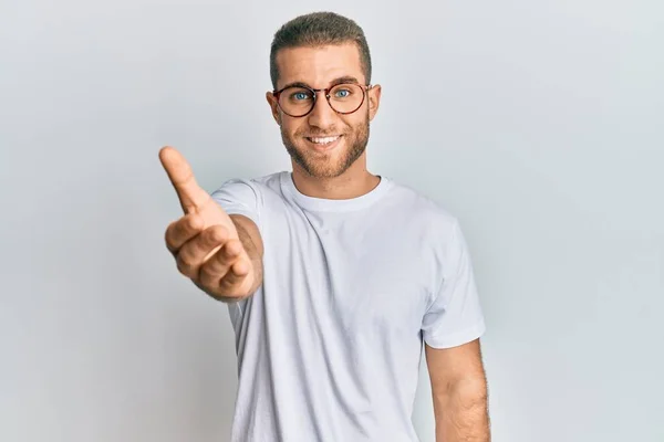 Jovem Caucasiano Vestindo Roupas Casuais Óculos Sorrindo Amigável Oferecendo Aperto — Fotografia de Stock