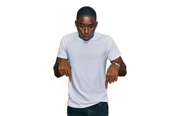 Νεαρός Αφροαμερικάνος Λευκό Πουκάμισο Που Δείχνει Προς Κάτω Δάχτυλα Που — Φωτογραφία Αρχείου
