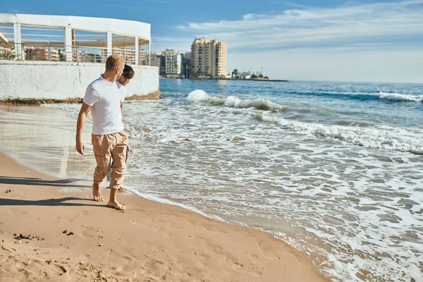 若いですゲイカップル笑顔幸せな歩行にザビーチ — ストック写真
