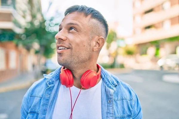 Young Caucasian Man Smiling Happy Using Headphones City — Stock Photo, Image