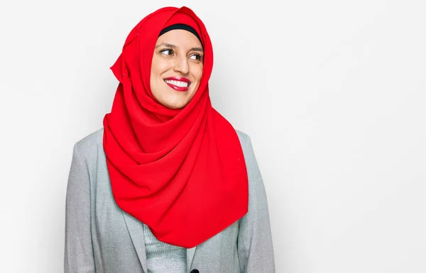 Mulher Hispânica Bonita Vestindo Tradicional Lenço Islâmico Hijab Olhando Para — Fotografia de Stock