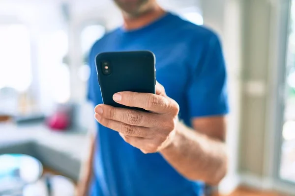 Jovem Irlandês Sorrindo Feliz Usando Smartphone Casa — Fotografia de Stock