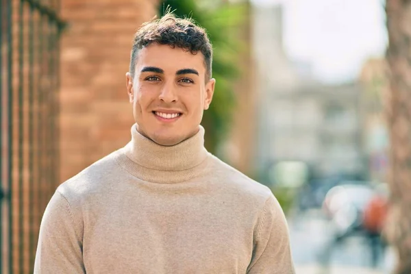 Joven Hispano Sonriendo Feliz Pie Ciudad — Foto de Stock