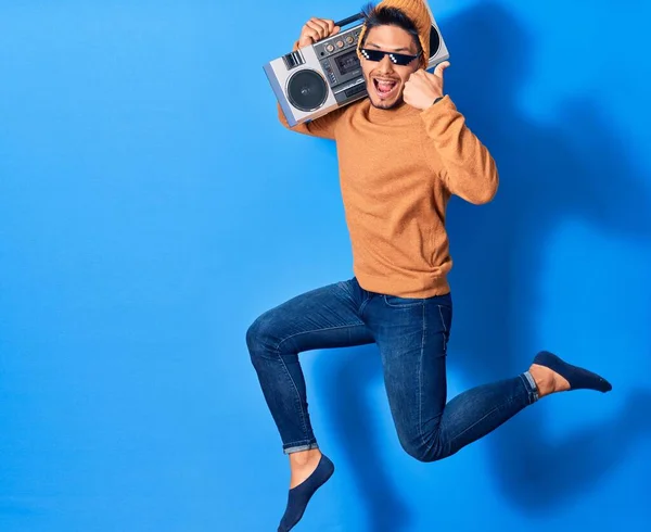 Mladý Pohledný Latinskoamerický Muž Šťastně Usmívá Nosí Brýle Skákání Úsměvem — Stock fotografie