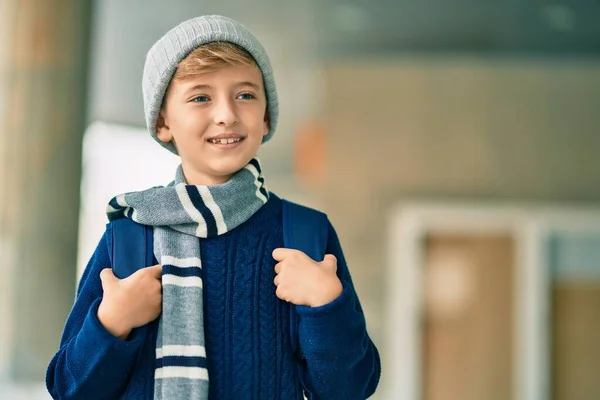 Sevimli Sarışın Öğrenci Okulda Mutlu Bir Şekilde Gülümsüyor — Stok fotoğraf