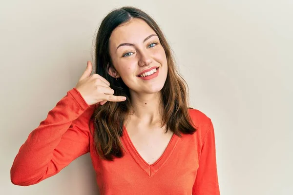 Jonge Brunette Vrouw Casual Kleding Glimlachend Doen Telefoon Gebaar Met — Stockfoto