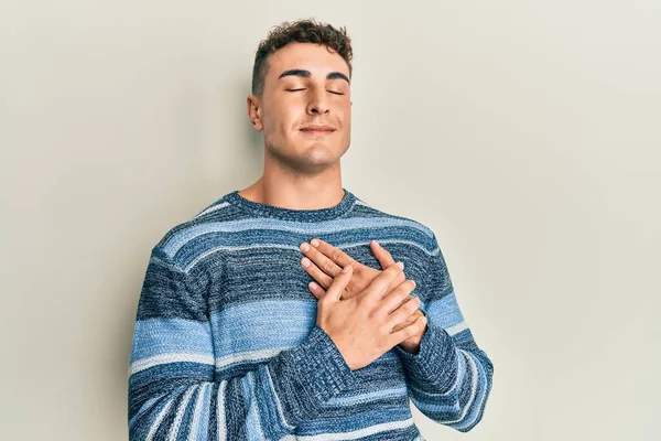 Der Hispanische Junge Mann Lässigen Winterpullover Lächelt Mit Den Händen — Stockfoto