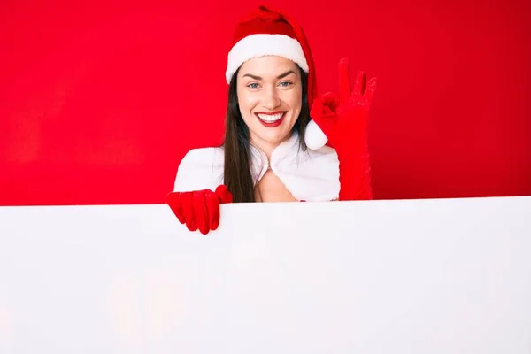 Giovane Donna Che Indossa Costume Babbo Natale Possesso Banner Vuoto — Foto Stock