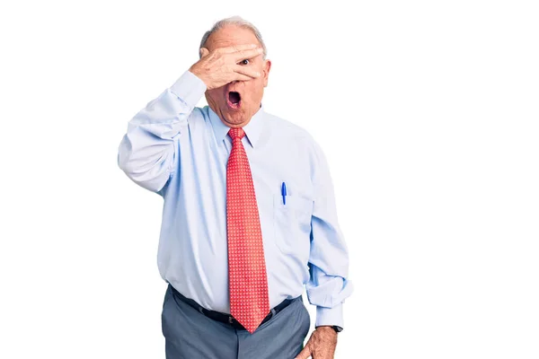 Senior Knappe Grijsharige Man Draagt Elegante Stropdas Shirt Gluren Shock — Stockfoto