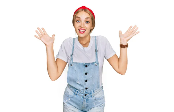 Kafkasyalı Genç Bir Kız Gündelik Kıyafetler Giyip Çılgınlığı Kutluyor Başarıya — Stok fotoğraf